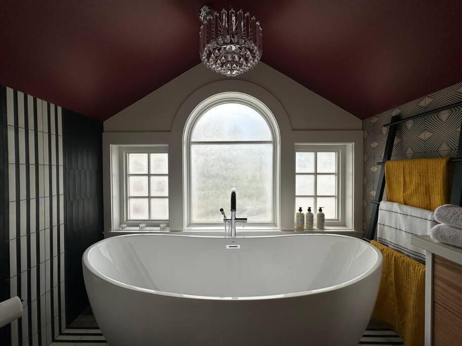 Heritage-Inspired Guesthouse - Luxe Bath & Elegant Ceilings Едмънтън Екстериор снимка